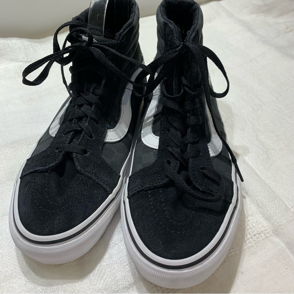 VANS SK8-HI skate shoes, Black/white size US men 8, women size 9.5. EUC